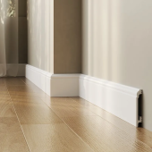 Напольный плинтус Quick-Step белый из HD полимера QSSKRW05380